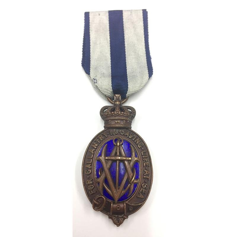 3 In 1971, the Albert Medal was discontinued (along with the Edward
Medal) and all living recipients were invited to exchange the award for
the George Cross.